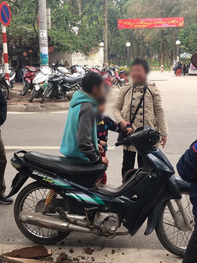 Cậu b&eacute; bị người phụ nữ đứng tuổi nghi ngờ c&oacute; người thu&ecirc; cậu đ&acirc;m chết 2 b&agrave; ch&aacute;u.