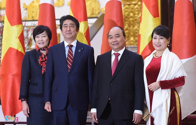 
Sau lễ đón chính thức, Việt Nam và Nhật Bản hội đàm và ký kết các văn kiện. Ảnh chụp vợ chồng Thủ tướng Abe và Thủ tướng Nguyễn Xuân Phúc chiều 16/1.
