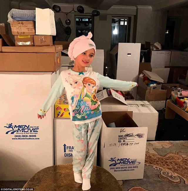
Ivanka cũng đăng tải bức ảnh con gái Arabella đứng trước những hộp đồ, thông báo gia đình sắp chuyển nhà.
