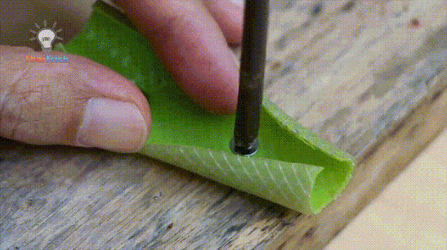 Đầu ti&ecirc;n bạn cố định đoạn ống nước bằng v&iacute;t tr&ecirc;n bảng đựng dụng cụ