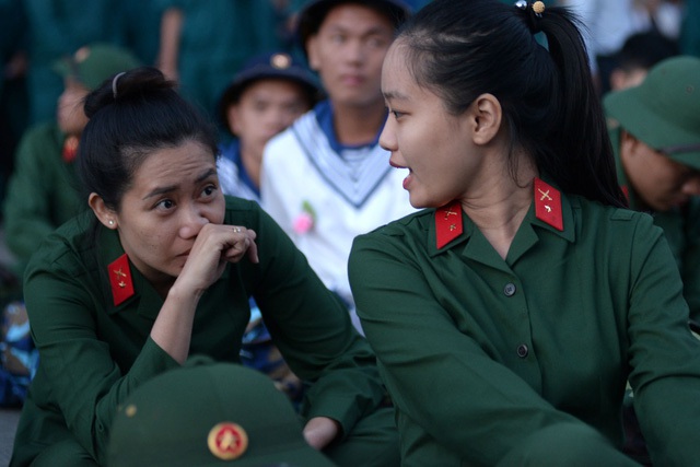 Các nữ tân binh trò chuyện vui vẻ trong buổi lễ giao nhận quân tại TPHCM.