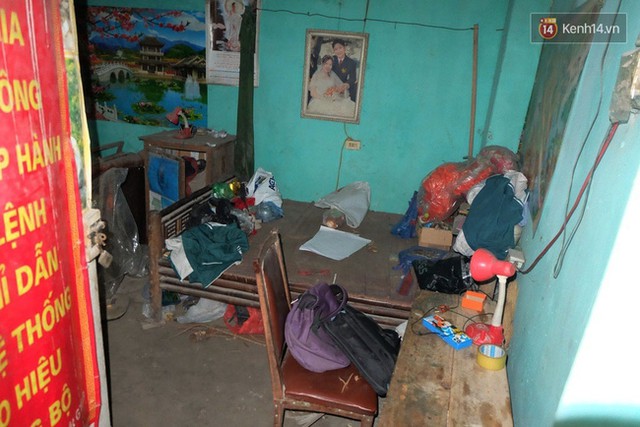 Ngồi trong căn nh&agrave; cũ được b&agrave; x&acirc;y dựng c&aacute;ch đ&acirc;y hơn 20 năm, kh&ocirc;ng vật dụng g&igrave; đ&aacute;ng gi&aacute; ngo&agrave;i chiếc ti vi cũ v&agrave; một số đồ d&ugrave;ng sinh hoạt, b&agrave; Mỳ kể, anh Sơn l&agrave; con thứ 8 trong gia đ&igrave;nh c&oacute; 9 anh chị em.