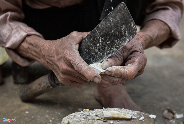 Đất đ&agrave;o l&ecirc;n cũng c&oacute; thể ăn được nhưng c&oacute; vị chua v&agrave; nhiều sạn. V&igrave; vậy, cụ Biện phải đem phơi một nắng, đẽo gọt cẩn thận, loại bỏ sạn v&agrave; cắt ra th&agrave;nh miếng vừa ăn.