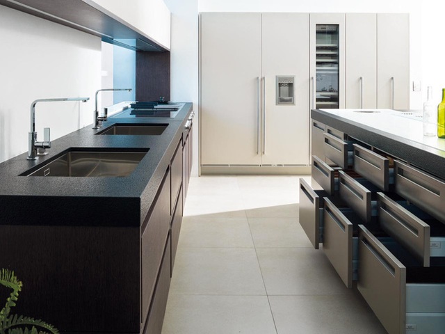 Thiết kế bếp song song với một bên là bếp và bồn rửa, một bên là đảo bếp và các ngăn kéo tủ bếp giúp việc lấy đồ trở nên thuận tiện hơn rất nhiều.
