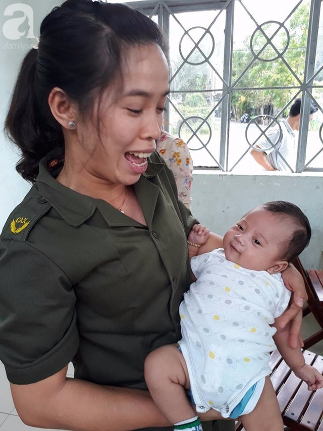 B&eacute; trai kh&aacute;u khỉnh, đ&aacute;ng y&ecirc;u trong v&ograve;ng tay c&aacute;n bộ c&ocirc;ng an x&atilde; Nhị B&igrave;nh.