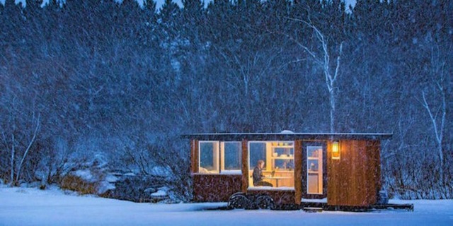5. Nếu bạn muốn thấy điều kỳ diệu giữa mùa đông, hãy chiêm ngưỡng ngôi nhà nhỏ chỉ 15m² này, ánh đèn ấm áp đã xua tan đi không khí băng giá bên ngoài.