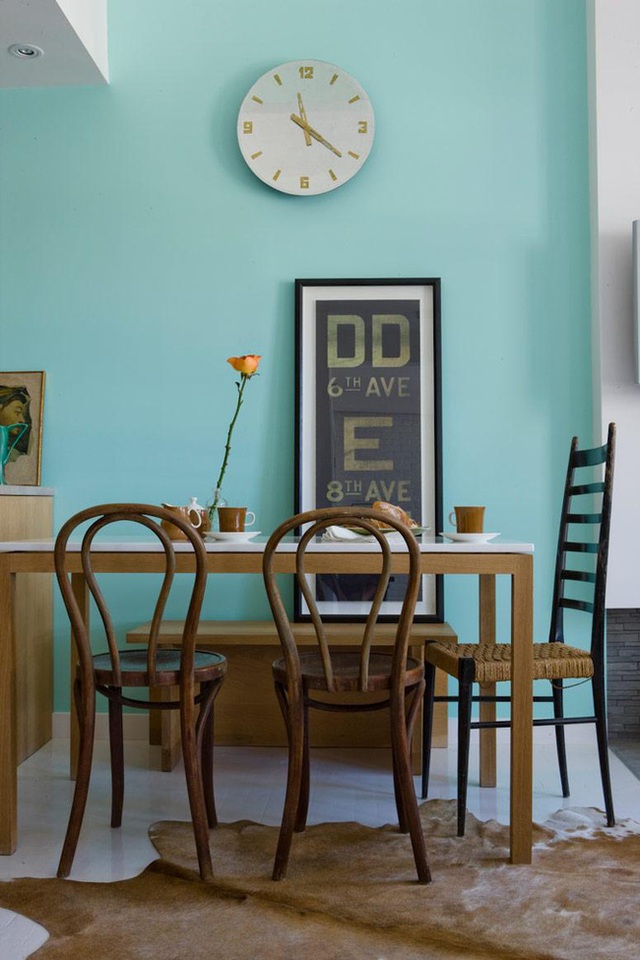 Nếu góc bàn ăn được đặt gần tường thì bạn nên sử dụng ghế băng để tiết kiệm không gian.