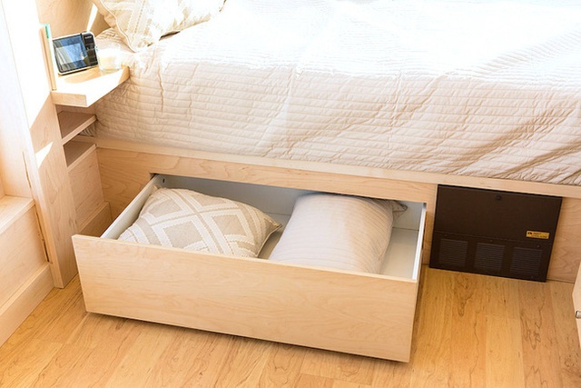 Phía dưới gầm giường cũng được tận dụng triệt để cho việc lắp đặt thêm ngăn kéo đựng đồ.