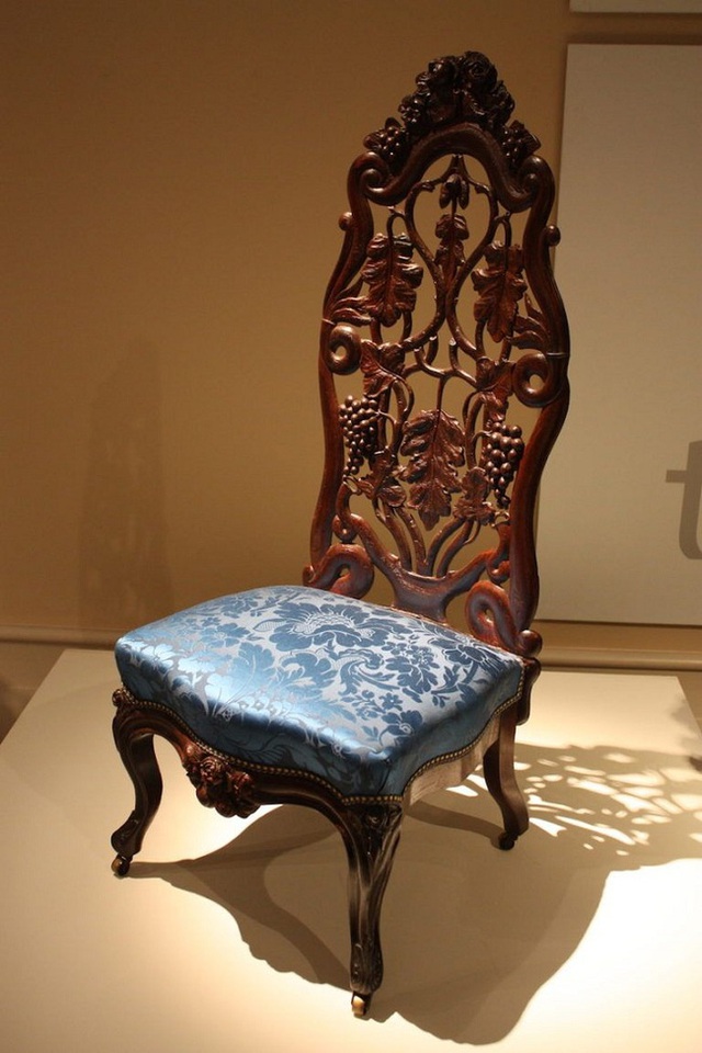 Chiếc ghế này rất phổ biến trong thế kỷ 19 vì chỗ ngồi thấp giúp các chị em phụ nữ dễ dàng mang giày, vớ và quần áo. Những chiếc ghế được chạm khắc bằng gỗ hồng nhiều lớp với lụa tơ bọc ở nệm ghế. Phong cách thiết kế này được gọi là Rococo rất được ưa dùng tại thời điểm đó và còn lan sang cả các thiết kế của Pháp.