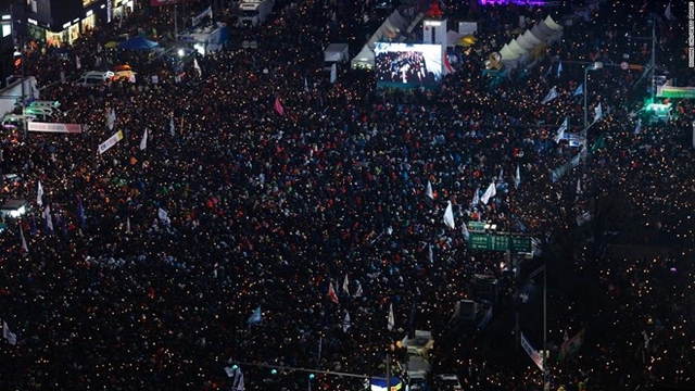 
Người biểu tình đòi tổng thống Park từ chức tại Seoul. Ảnh: CNN.
