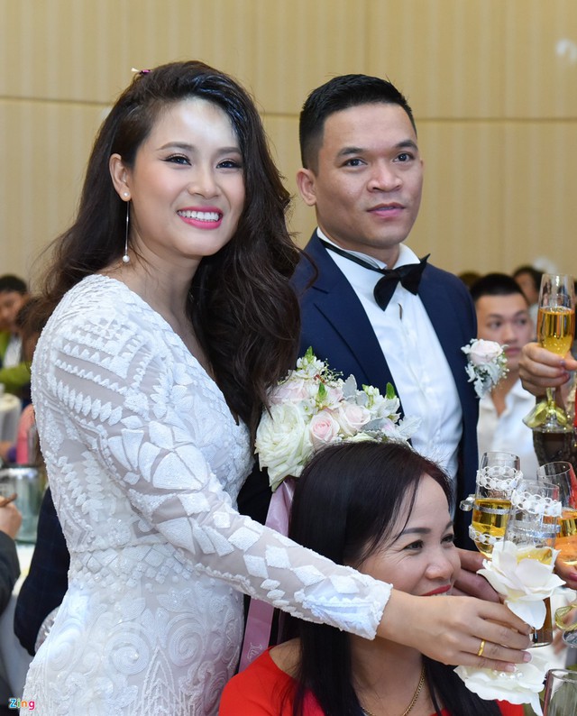 
C&ocirc; d&acirc;u V&acirc;n Anh rạng rỡ b&ecirc;n người bạn đời. Người đẹp quan niệm điều quan trọng nhất trong t&igrave;nh y&ecirc;u l&agrave; thoải m&aacute;i v&agrave; được l&agrave; ch&iacute;nh m&igrave;nh.
