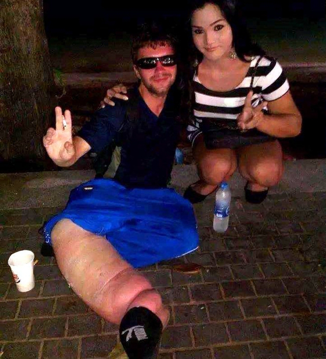 G&atilde; ăn m&agrave;y vui vẻ chụp ảnh với người qua đường v&agrave; ăn chơi tại nhiều điểm du lịch.