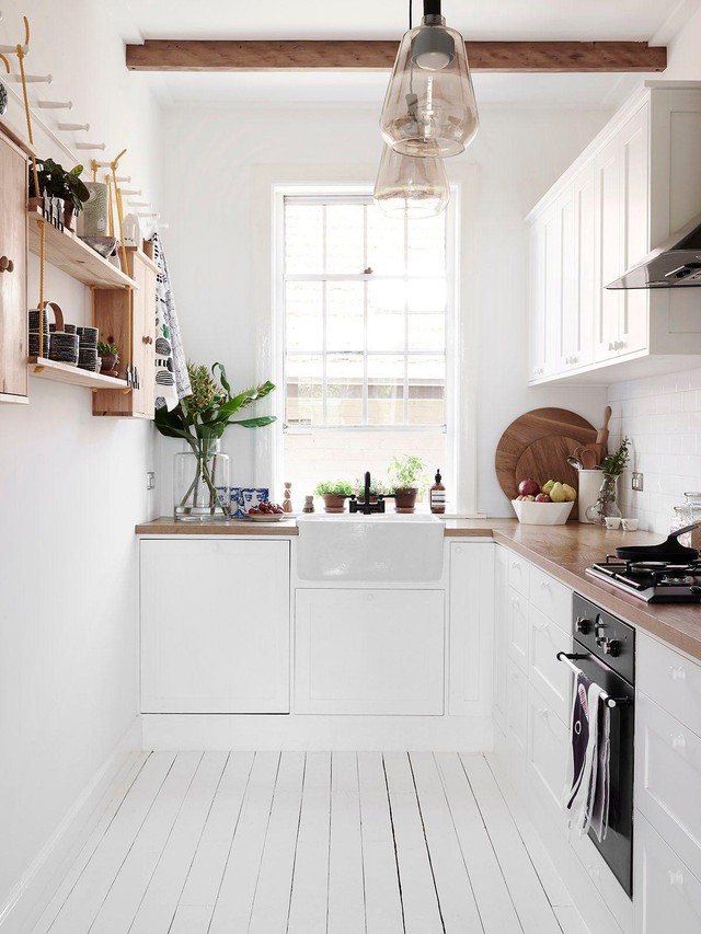 Tận dụng nguồn ánh sáng tự nhiên kết hợp với màu sơn trắng sẽ khiến không gian phòng bếp của bạn vừa mát mẻ lại rộng rãi. Không những thế màu trắng còn đem lại sự sang trọng và hiện đại cho không gian.