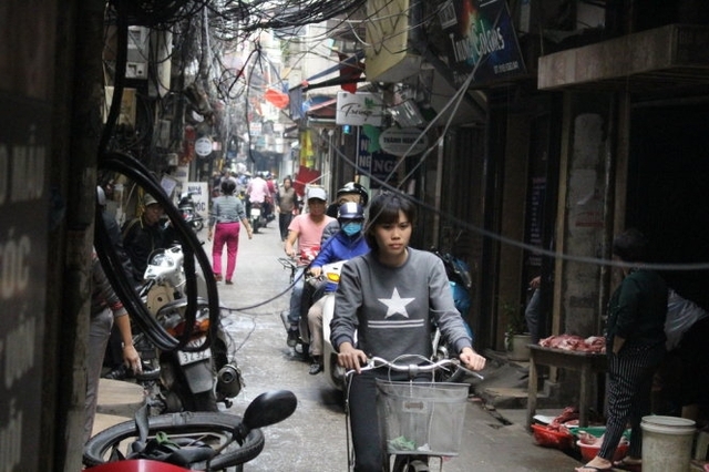 Dây điện ngang dọc treo lơ lửng giữa đường tiềm ẩn nhiều nguy cơ tai nạn giao thông - Ảnh: CHÍ TUỆ