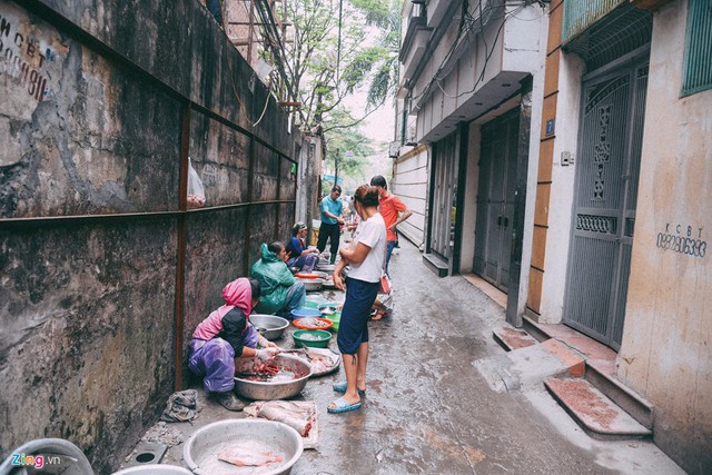 Các ngõ nhỏ được coi là nơi “trú ẩn” an toàn của những người bán thịt cá, rau quả. Công an, cảnh sát khu vực thường không vào đây để đuổi họ.