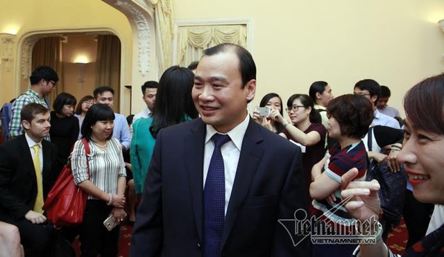 &Ocirc;ng L&ecirc; Hải B&igrave;nh tới cuộc họp b&aacute;o cuối c&ugrave;ng ở cương vị người ph&aacute;t ng&ocirc;n