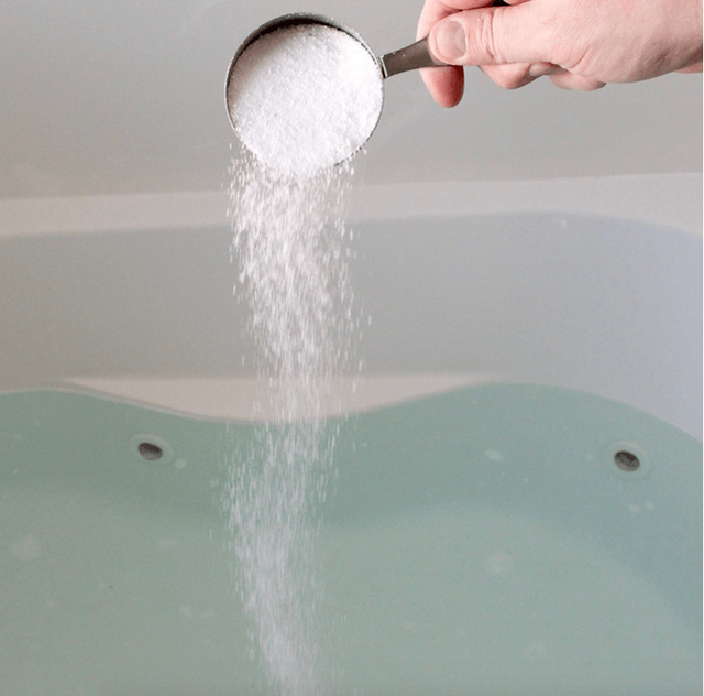 Ngâm bồn tắm trong khoảng 30 phút và sử dụng bàn chải để cọ sạch vết bẩn bên trong.
