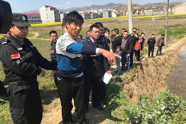 Nghi phạm Weng tại hiện trường xảy ra vụ án