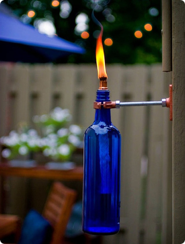 5. Chỉ cần vài bước đơn giản là bạn đã có thể tận dụng chiếc chai thủy tinh bỏ đi làm thành đèn ngoài trời rồi.