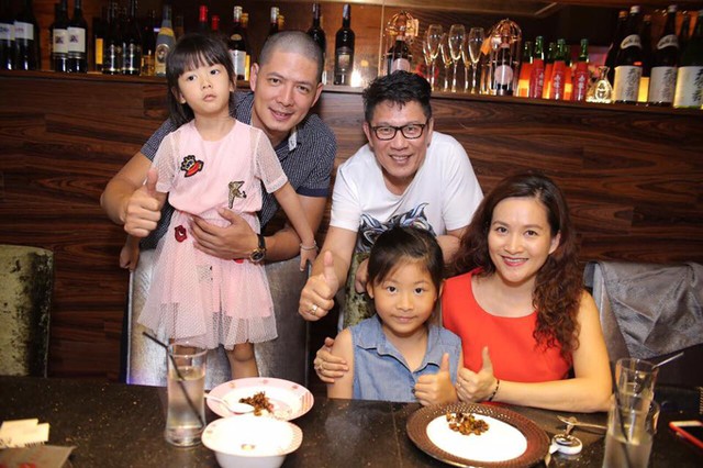 
Cuộc h&ocirc;n nh&acirc;n của B&igrave;nh Minh - Anh Thơ từng gặp s&oacute;ng gi&oacute; khi nam người mẫu vướng v&agrave;o scandal t&igrave;nh &aacute;i với ca sĩ Thanh Thảo. Trước ồn &agrave;o của chồng, Anh Thơ ho&agrave;n to&agrave;n im lặng để giữ cho tổ ấm lu&ocirc;n b&igrave;nh y&ecirc;n.
