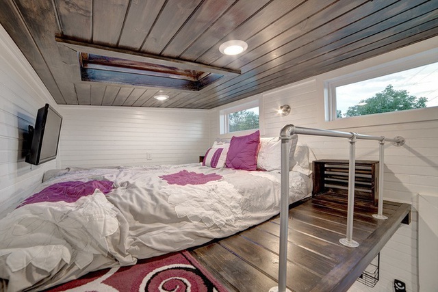 Tầng lửng được tận dụng làm phòng ngủ với nội thất đơn giản đúng theo tiêu chí gọn nhẹ của nhà di động.