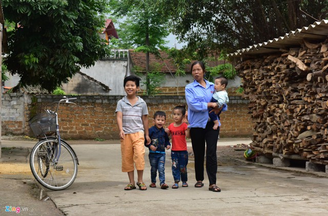 S&aacute;ng 23/4, c&aacute;c chướng ngại vật tr&ecirc;n đường l&agrave;ng đ&atilde; được dọn hết. Người d&acirc;n thoải m&aacute;i đi lại trong buổi s&aacute;ng chủ nhật y&ecirc;n tĩnh.