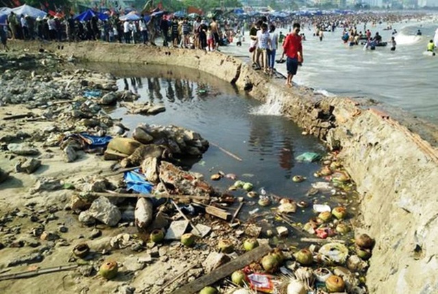 
Nước thải đen ngòm cộng với rác thải được xả bừa bãi khiến hình ảnh Sầm Sơn xấu đi trong lòng du khách
