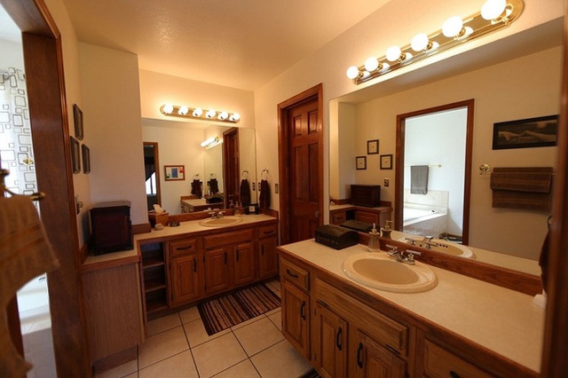 Sử dụng cửa ngăn cách trong không gian nhà tắm đang là xu hướng mới cho những gia đình có diện tích rộng.