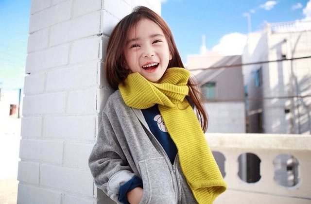 
Nụ cười rạng rỡ như &aacute;nh mặt trời của c&ocirc; n&agrave;ng mẫu nh&iacute;.
