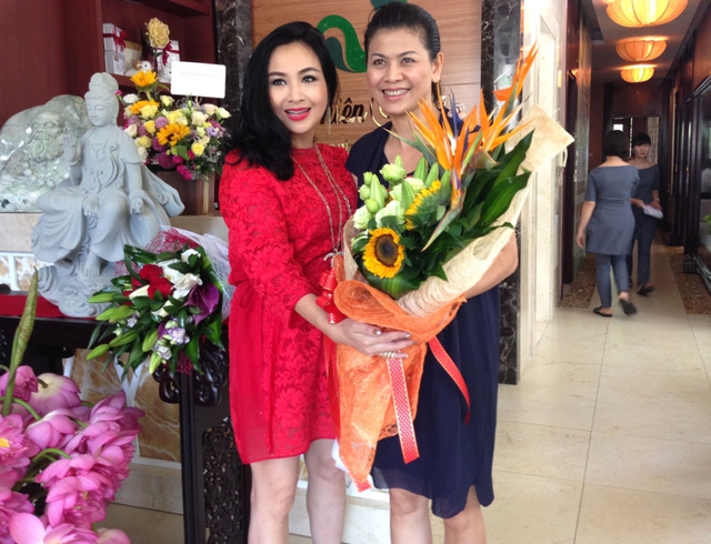 
Thanh Lam và vợ mới Quốc Trung thân mật bên nhau.
