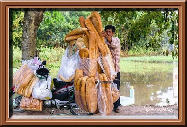 Cận cảnh chiếc b&aacute;nh m&igrave; khủng. Ảnh: Facebook