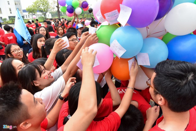 Ngo&agrave;i ra, những lời hay &yacute; đẹp c&ograve;n được d&aacute;n l&ecirc;n b&oacute;ng bay thả l&ecirc;n trời với những điều mơ ước.