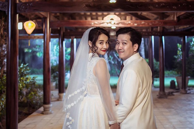 
Chưa biết liệu một đ&aacute;m cưới ho&agrave;nh tr&aacute;ng c&oacute; xảy ra hay kh&ocirc;ng nhưng Trường Giang v&agrave; Nh&atilde; Phương đ&atilde; khiến dư luận x&ocirc;n xao bởi loạt ảnh diện trang phục cưới.
