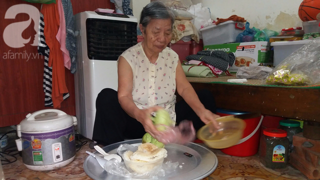 Bữa cơm cho gia đ&igrave;nh của cụ Mai chủ yếu c&oacute; rau.