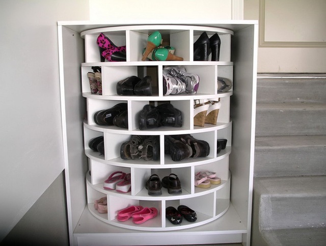 3. Tủ giày trụ tròn này cũng là một ý tưởng đáng tham khảo cho những người mong muốn có một tủ giày nhỏ nhưng có sức chứa lớn. Với một trục xoay ở giữa và hàng chục ô đựng giày, dép, việc lưu trữ gia tài của bạn sẽ dễ dàng hơn bao giờ hết.