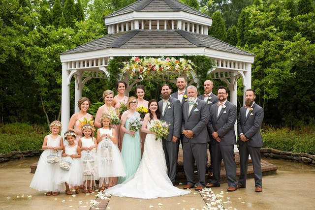 
Samatha và Tyler hạnh phúc trong ngày cưới cùng gia đình và bạn bè (Ảnh: Facebook)
