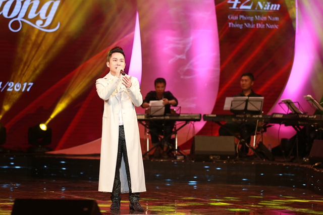 
Sau tiết mục tốp ca, MC Thuỵ V&acirc;n th&ocirc;ng b&aacute;o chương tr&igrave;nh đ&atilde; kết th&uacute;c nhưng T&ugrave;ng Dương ra dấu hiệu để được ph&aacute;t biểu. Anh xin lỗi kh&aacute;n giả v&igrave; đến trễ giờ v&agrave; mong được h&aacute;t cho mọi người để b&ugrave; đắp. Nam ca sĩ sau đ&oacute; thể hiện c&aacute;c ca kh&uacute;c đ&atilde; đăng k&yacute; với ban tổ chức.
