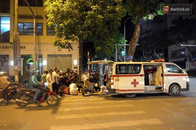 Sau đó xe cứu thương đưa nạn nhân đến bệnh viện cấp cứu.