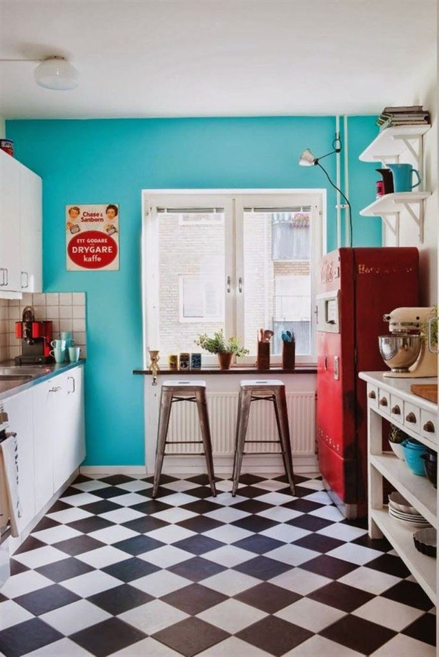 Căn bếp này giống như một bức tranh sống động với sự kết hợp ngẫu hứng nhưng đầy hài hòa của các mảng màu đối chọi. Bức tường xanh - tủ lạnh đỏ. Sàn gach đen - trắng. Nhưng phải thừa nhận liều lượng màu sắc được tiết chế đầy đủ khiến nơi này vẫn rất thu hút và thoải mái.