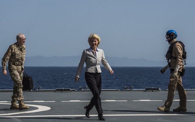 
Bộ trưởng Quốc phòng Đức Ursula von der Leyen đi dọc bãi đáp trực thăng trên tàu chiến của Hải quân Đức ở ngoài khơi Thổ Nhĩ Kỳ ngày 20.4.2016.
