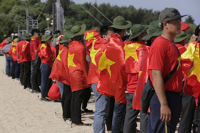 Màu cờ đỏ sao vàng ngập tràn bờ biển Phú Quý