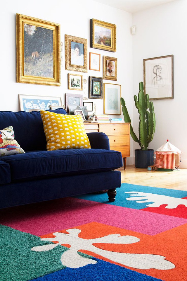 Mặc dù bạn không thể thay đổi sàn nhà ở nhà thuê được, nhưng bạn có thể làm một tấm thảm lớn để lột xác căn phòng của bạn. Hãy chọn những tấm thảm có màu sắc bắt mắt, hay họa tiết gây ấn tượng để thu hút sự chú ý.