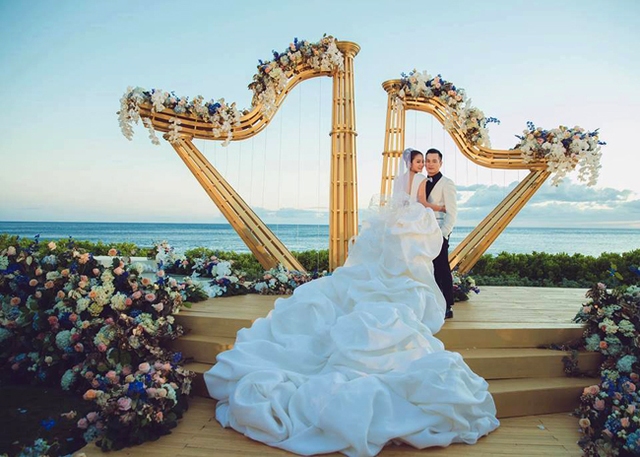 
Khung cảnh Hawaii đẹp lộng lẫy, góp phần khiến hôn lễ trở thành một bức tranh lãng mạn.
