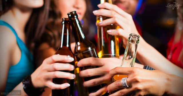 
Khi tiêu thụ quá nhiều rượu, thận sẽ phải hoạt động cật lực để loại bỏ lượng cồn mà bạn tiếp nhận.
