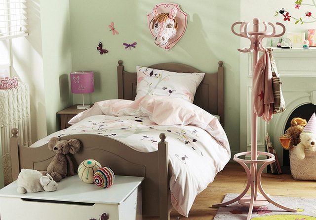 5. Sơn các bức tường bằng màu bạc hà pastel và trang trí phần còn lại với một số vật dụng cổ điển khác sẽ giúp phòng ngủ của con bạn như khoác thêm một chiếc áo mới.