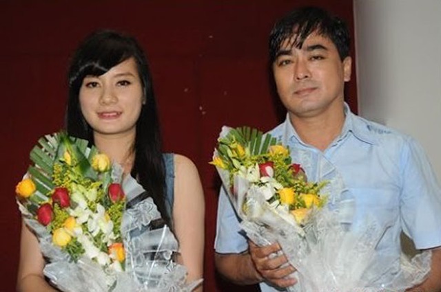 
Trong lần chia sẻ với ch&uacute;ng t&ocirc;i, chị cho biết sau khoảng thời gian c&ugrave;ng chồng đấu tranh c&ugrave;ng bệnh tật v&agrave; lo chạy vạy cơm &aacute;o gạo tiền, Thanh Tr&uacute;c đ&atilde; gần như kiệt sức. Bởi khi c&ograve;n khoẻ mạnh, Nguyễn Ho&agrave;ng lu&ocirc;n l&agrave; người đứng ra chăm s&oacute;c vợ con từng li từng t&iacute;.
