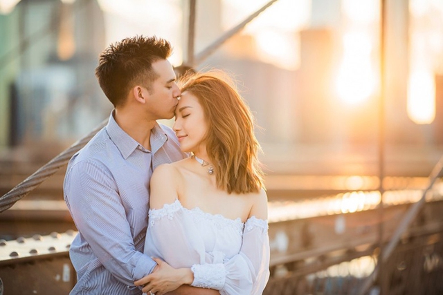 Ảnh cưới của Quân Hinh và Daniel nhận được nhiều lời khen của khán giả. Đôi uyên ương đã hẹn hò 12 năm trước khi quyết định về một nhà. Ngày 11/7 tới, hai vợ chồng sẽ tổ chức tiệc mừng tại Hong Kong để thết đãi bạn bè, đây cũng là ngày kỷ niệm 12 năm yêu nhau của họ.