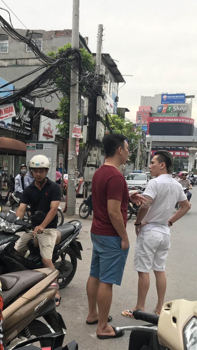 
Thậm chí, một số người có mặt còn cho biết người được cho là Châu Việt Cường đã đấm chủ xe máy bất chấp sự can ngăn.
