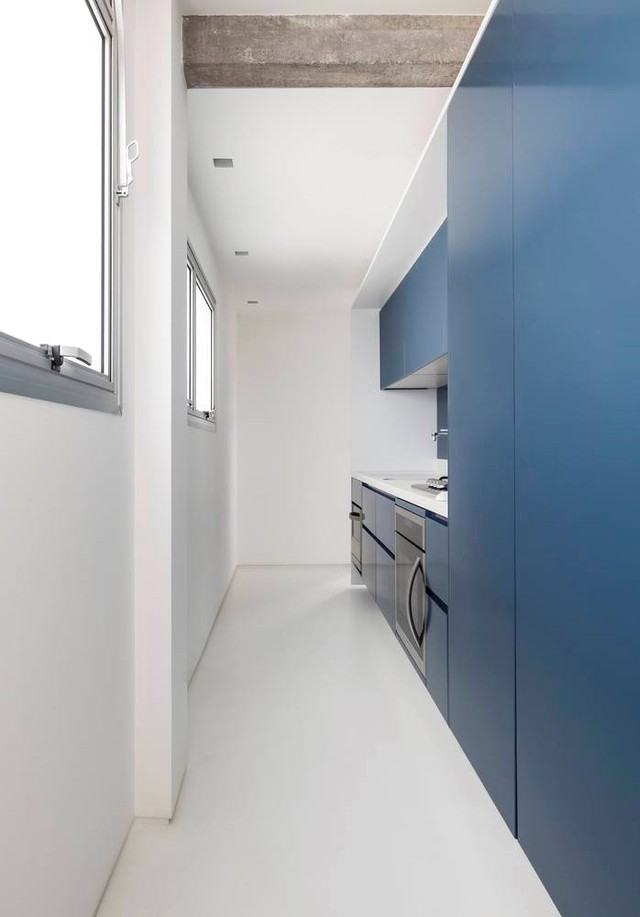 Một mặt khối này là không gian bếp, được thiết kế mang màu xanh để tách biệt khỏi các khối chức năng khác.