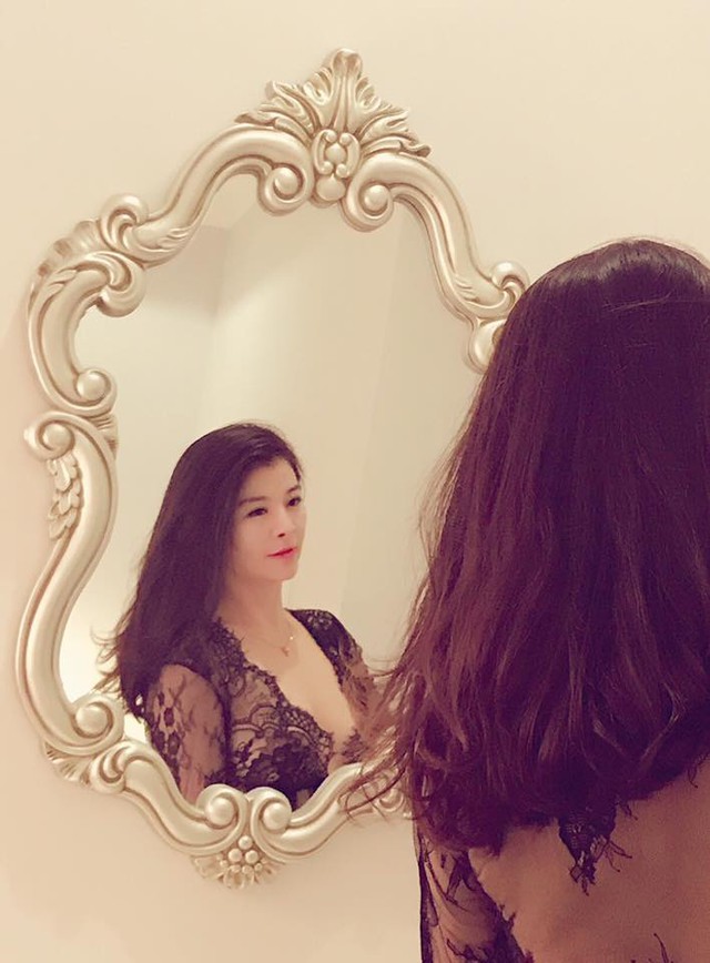 
Nhan sắc trẻ trung hơn tuổi khiến nhiều người kh&ocirc;ng đo&aacute;n được tuổi thật của nữ nghệ sĩ.
